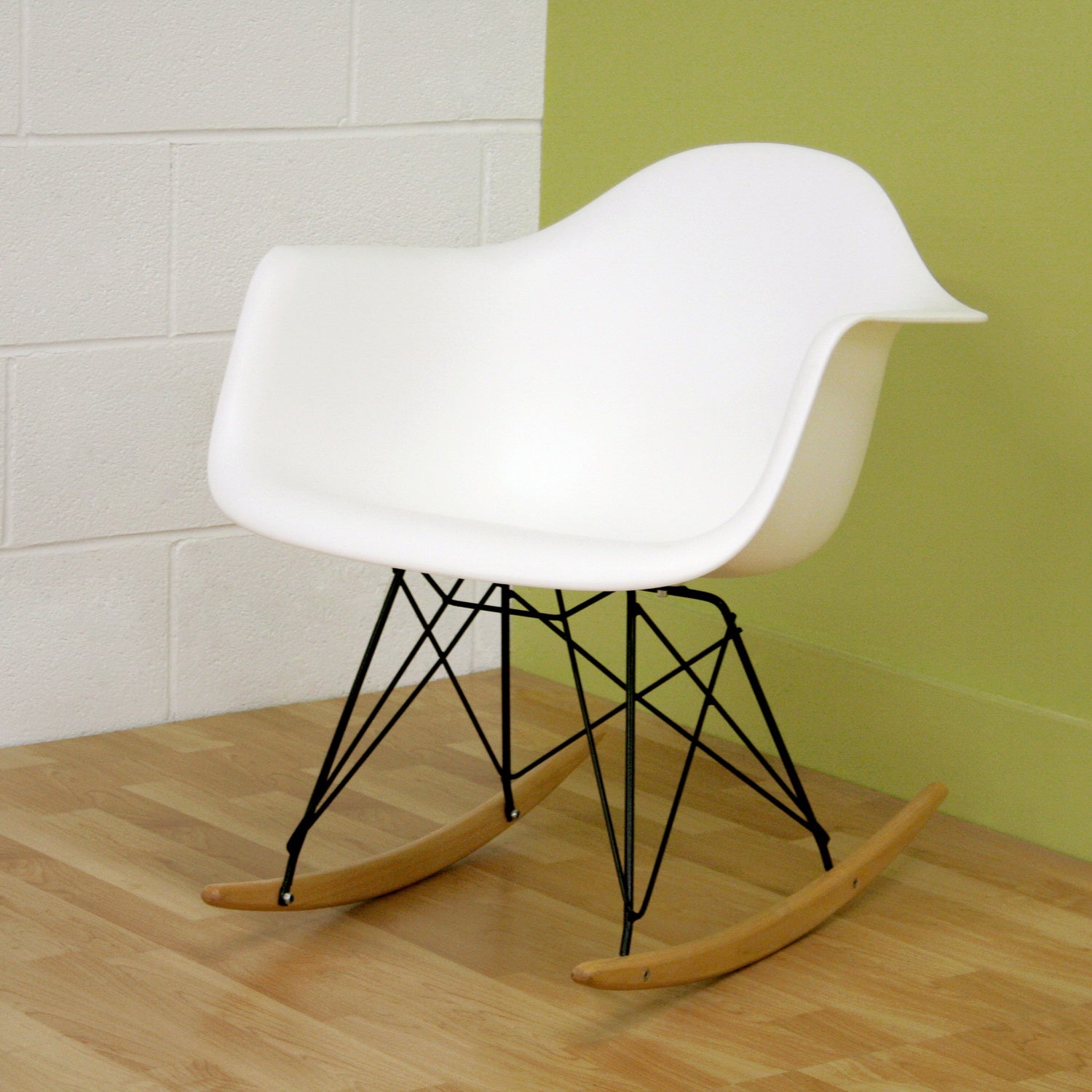 Dario Mid-Century Modern Rocking Chair in White Plastic - Stylish Accent Chair for Living Room or Nursery