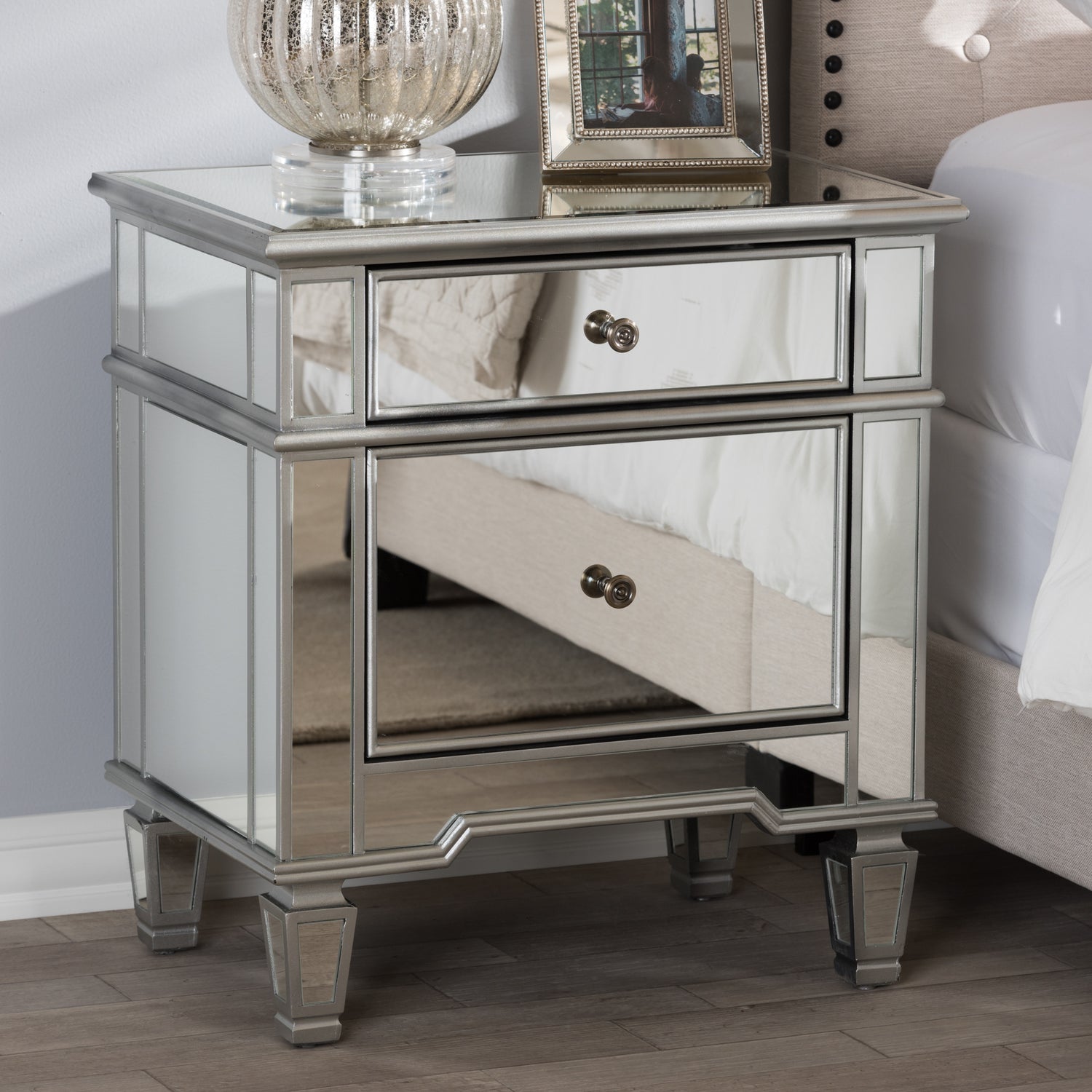 Sussie Mirrored End Table with 2 Drawers in Glamour Style, Elegant Accent Furniture for Living Room or Bedroom