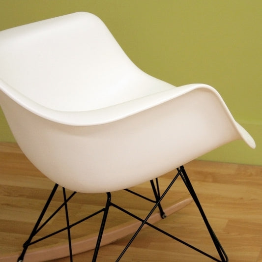 Dario Mid-Century Modern Rocking Chair in White Plastic - Stylish Accent Chair for Living Room or Nursery